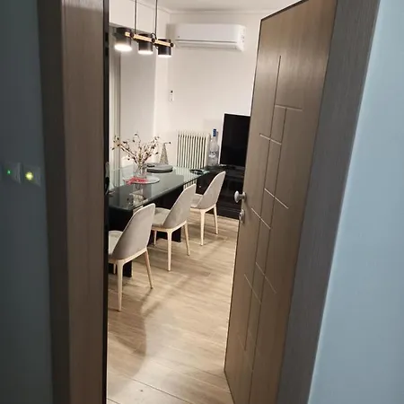 Larissa Downtown Apartment With Parking Exterior photo